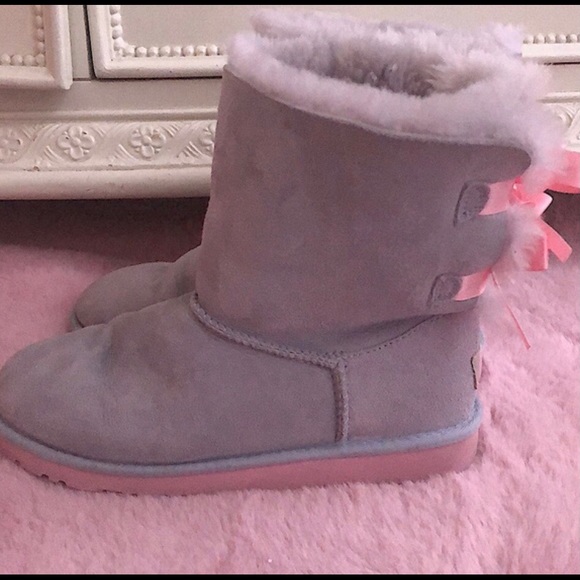 UGG Size 6 Bailey Bow Booties - Picture 3 of 3